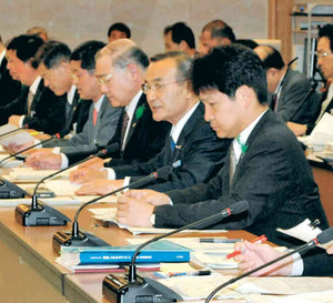 追加の緊急対策を説明する野呂知事（右から２人目）ら＝県議事堂で