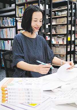 ヘルパーの仕事を終えて「すばる舎」に出勤した水沼三佳子さん