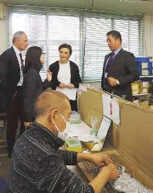 ロンゲガードさん（右から２人目）に説明する桑子社長（右）