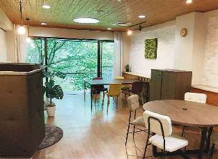 窓の外に緑が見える軽井沢ワーケーションオフィス＝三菱ＵＦＪ銀行提供