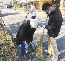 施設の利用者の女性と施設の周囲を清掃する男性（右）＝名古屋市中川区西日置町で（フラワー園提供）