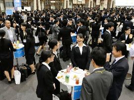 合同企業説明会の立食パーティーで企業の採用担当者と語り合う学生ら＝１日、名古屋市港区のポートメッセなごやで（浅井慶撮影）