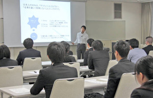 杉村太郎社長（奥中央）から企業選びのポイントなどを学ぶ参加者＝福井市の福井商工会議所ビルで