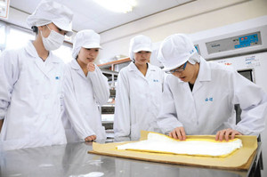 ロールケーキ作りに挑戦する食品科学科の生徒ら＝北方町の岐阜農林高校で