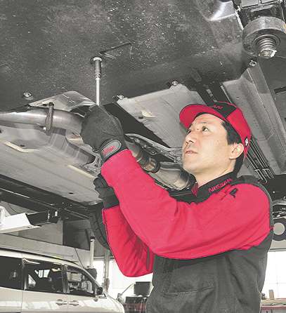丁寧に自動車の整備を行う山岸英括さん＝豊橋市下地町の東愛知日産豊橋下地店で