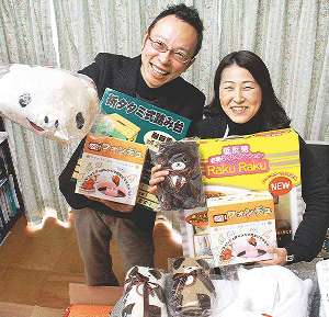 宴会の景品選びを代行するサービスを始めた高島さん夫妻＝瀬戸市大坂町で