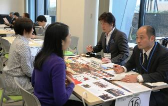 バイトの採用に向け、面談する企業担当者（右側）＝名古屋・名駅の大名古屋ビルヂングで