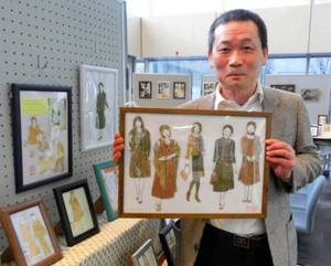 自信作を手に「モデルは常連客の皆さん」と笑顔を見せる瀬辺さん＝春日井市神屋町のエコメッセ春日井で