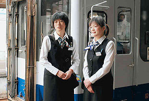 車内接客係として業務を開始した田中さん（左）と正武田さん＝のと鉄道穴水駅で