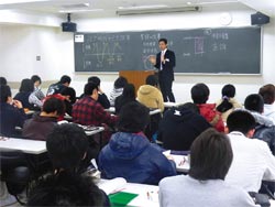 熱気であふれる専門学校の教室＝浜松市中区の大原法律公務員専門学校浜松校で