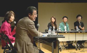 福祉をテーマに話し合う矢野きよ実さん㊧ら＝栄のナディアパークで