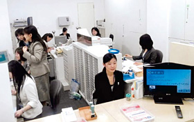 支店長を含むスタッフを全員女性にした第三銀行津駅前支店＝津市で