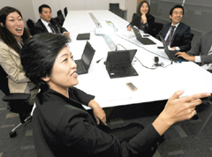 会議を進行させる日本ＩＢＭの麻生かおり部長（手前）＝千葉市美浜区の同社で