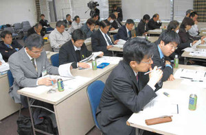 地域農業サポートに取り組む市町の事例報告を聞く人たち＝県庁で