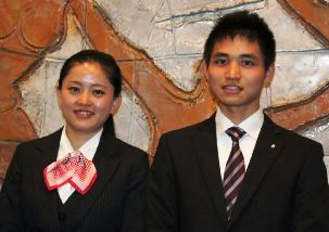 十六銀行に入行した張さん（右）と仲さん＝岐阜市で