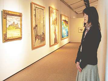 鑑賞を妨げないよう目立たない服装で作品の保護に目を配る監視員＝碧南市藤井達吉現代美術館で