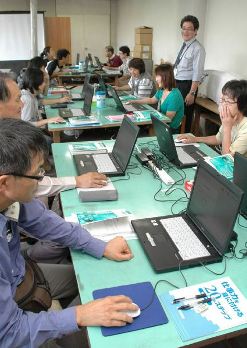 上松技術専門校の職業訓練でパソコンを学ぶ求職者ら＝上松町公民館で