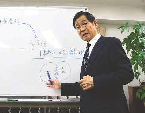 「ほめる」と「勇気づける」の違いを説明する岩井俊憲さん＝東京都新宿区で