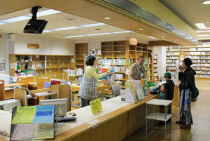 嘱託員制度を導入した町田市立図書館。中央カウンターの業務にも嘱託員が入る＝東京都町田市で