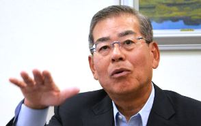 女性管理職の数を３倍に引き上げる方針を語るデンソーの加藤宣明社長＝愛知県刈谷市の同社で