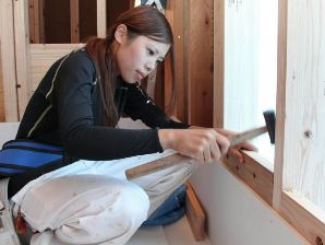 補強材を打ち込む武市みのりさん。「毎日が勉強。早く一人前になりたい」＝愛知県小牧市弥生町で