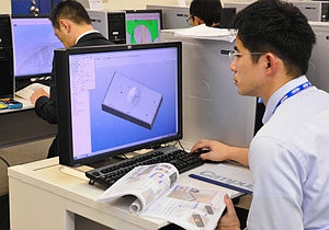メイテックの研修施設で３次元のコンピューター設計技術を学ぶ社員＝神奈川県厚木市で