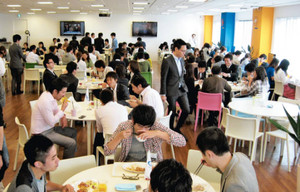 無料で食べ放題、飲み放題の食堂でコミュニケーションを深めるスタッフ＝東京・渋谷のＧＭＯインターネットで