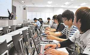 株式売買コンテストに参加登録する学生たち＝名古屋市熱田区の名古屋学院大で