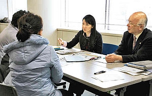 雇用に関する無料相談を受ける外国人夫婦（左）＝２１日、名古屋市中村区の名古屋国際センターで