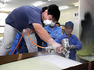 主翼にラッカーを吹き付ける受講者＝関市迫間で