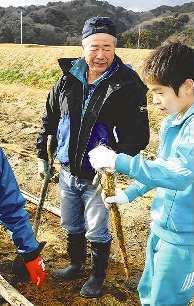 子どもたちにジネンジョの収穫方法を教える吉川さん＝いずれも津市美里町穴倉で