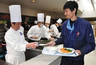 社員食堂で料理を提供する今井寿シェフ（左）＝刈谷市の豊田自動織機刈谷工場で