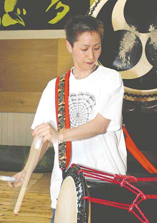 太鼓を演奏するちゃぼさん＝東栄町の「志多ら」で