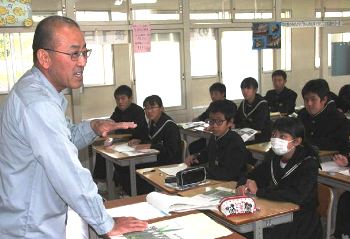 三宅支所長(左)の話を聞く生徒たち＝豊田市永太郎町の小原中で