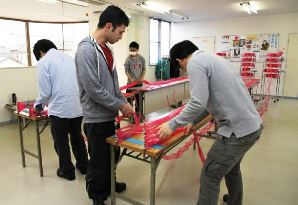 梱包用ロープを作る利用者たち＝安城市南町で