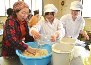 みそ造りのこつを教える（右から）吉野さん、阿部さん＝紀北町紀伊長島区古里で