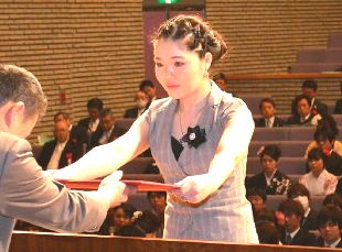 表彰状を受けるソロンゴさん＝知多市勤労文化会館で