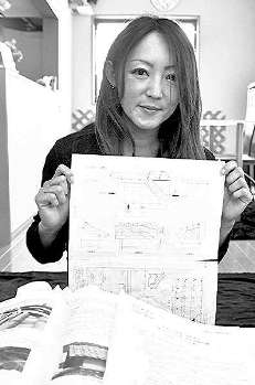 県内で初めて女性の「かわらぶき技能士」となった柴崎麻希さん＝関市上白金で