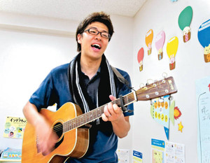 民間資格「認定キッズコーチ」として学童保育で働く寺坂尉弘さん＝東京都港区で