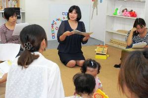 母親向けに就労のアドバイスをする木村麻理さん（中）＝山県市高富のおやこＹＹひろばで
