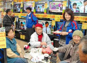 店員に勧められ、テーブルを囲んでくつろぐ来店者たち＝岐阜県養老町の西脇電器本店で