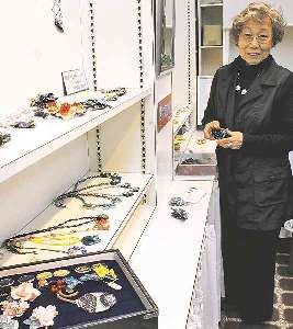作品展の準備を進める岡本さん＝四日市市沖の島町で