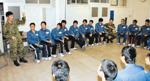 若手自衛官と懇談する新入社員たち＝春日井駐屯地で