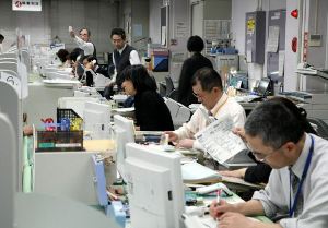 失業者の相談に対応するハローワークの職員たち。４月以降、人員が削減される＝名古屋市内のハローワークで