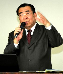 身ぶり手ぶりを交えて分かりやすく語る林さん＝小牧市内で