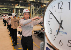 午前７時の就業開始を前に、ラジオ体操をする社員＝三重県伊賀市の森精機製作所・伊賀事業所で