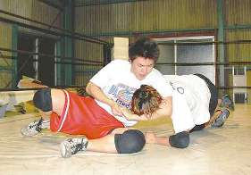 深夜の練習場でスパーリングを行う杉浦透選手（左）と正岡大介選手＝刈谷市小垣江町で
