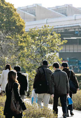 トヨタ自動車の出勤風景。不況が雇用に大きく影を落としている＝愛知県豊田市で