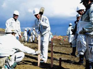 丁張の設置作業を体験する生徒㊥＝瑞穂市穂積の長良川右岸で