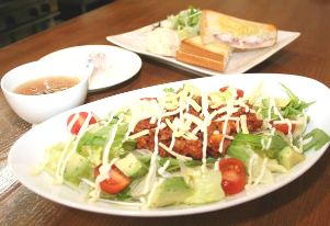カフェで出されるタコライスとクロックムッシュ（奥）